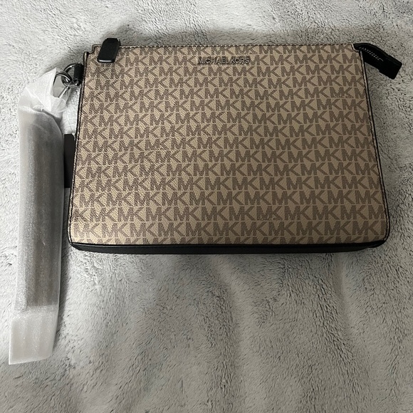 Michael Kors large pouch - Picture 1 of 4